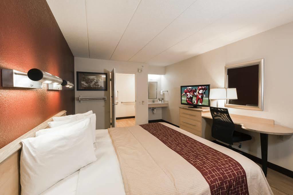 Red Roof Inn Canton Bagian luar foto