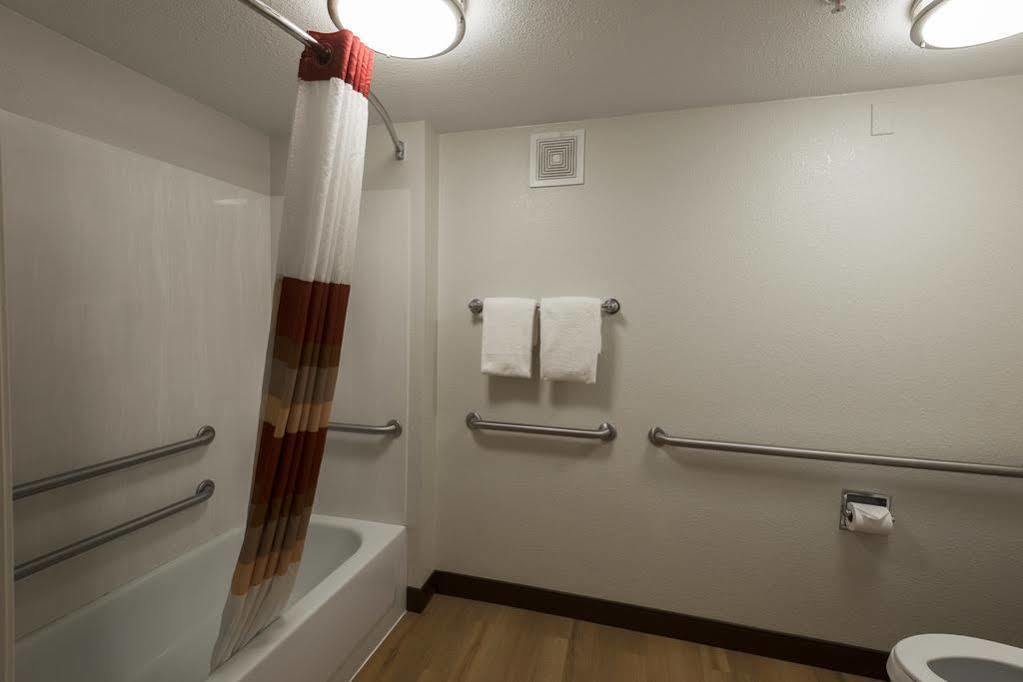 Red Roof Inn Canton Bagian luar foto