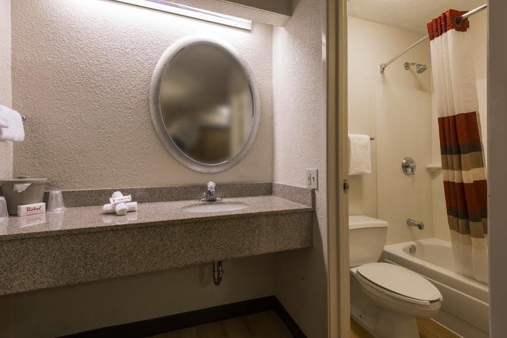 Red Roof Inn Canton Bagian luar foto