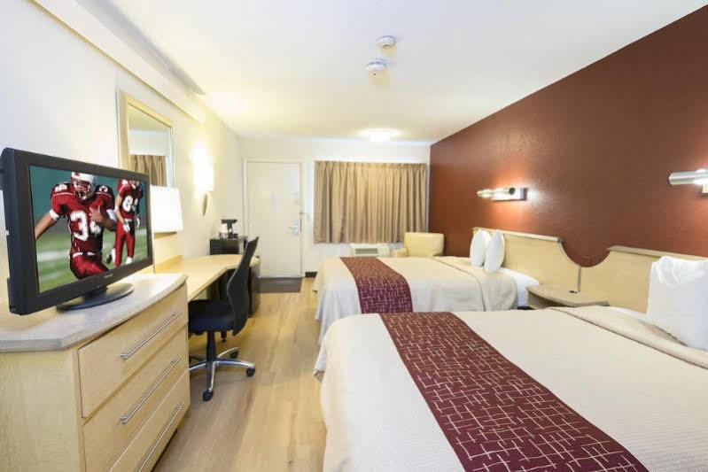 Red Roof Inn Canton Bagian luar foto