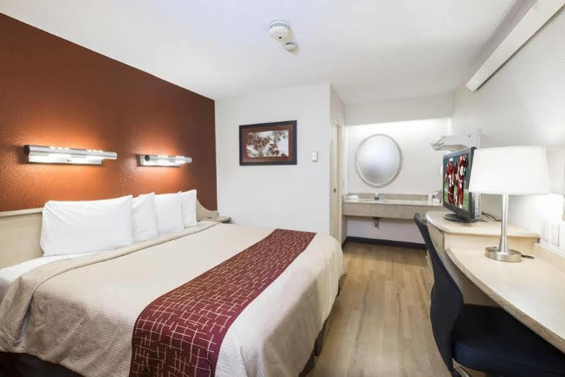 Red Roof Inn Canton Bagian luar foto